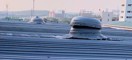 金属屋面的突出物（如烟囱、出气孔、风机口等）